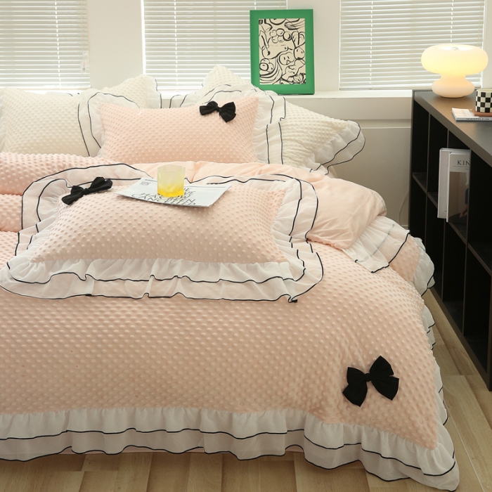 91家纺网 家纺一手货源 找家纺 玛奇朵2022新款母婴级A类豆豆绒雪纺双层花边珍妮系列珍妮粉