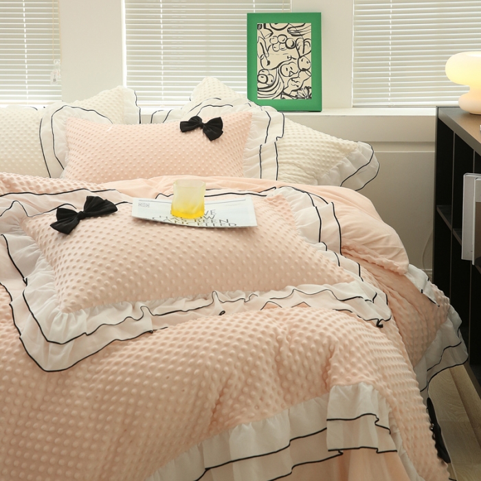 91家纺网 家纺一手货源 找家纺 玛奇朵2022新款母婴级A类豆豆绒雪纺双层花边珍妮系列珍妮粉