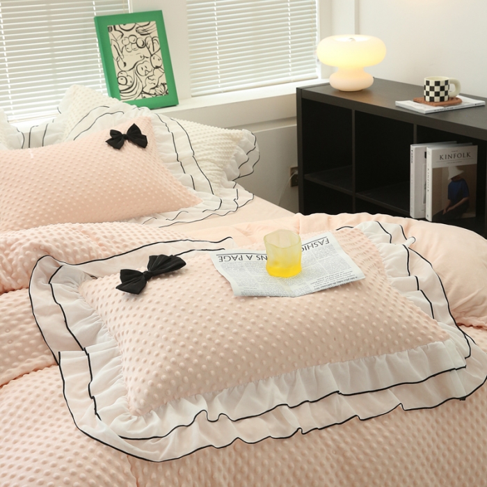 91家纺网 家纺一手货源 找家纺 玛奇朵2022新款母婴级A类豆豆绒雪纺双层花边珍妮系列珍妮粉