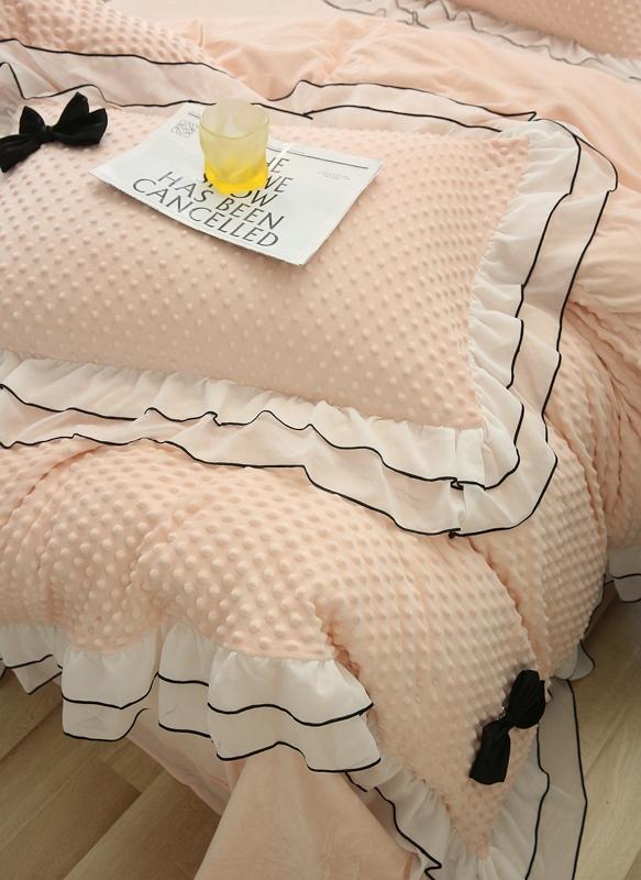 91家纺网 家纺一手货源 找家纺 玛奇朵2022新款母婴级A类豆豆绒雪纺双层花边珍妮系列珍妮粉