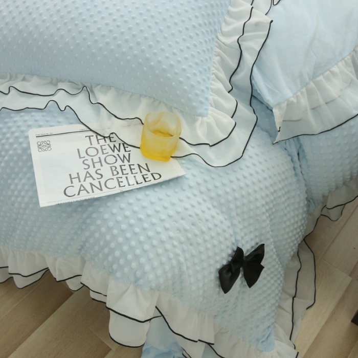 91家纺网 家纺一手货源 找家纺 玛奇朵2022新款母婴级A类豆豆绒雪纺双层花边珍妮系列珍妮蓝