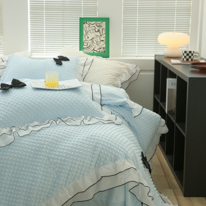 91家纺网 家纺一手货源 找家纺 玛奇朵2022新款母婴级A类豆豆绒雪纺双层花边珍妮系列珍妮蓝