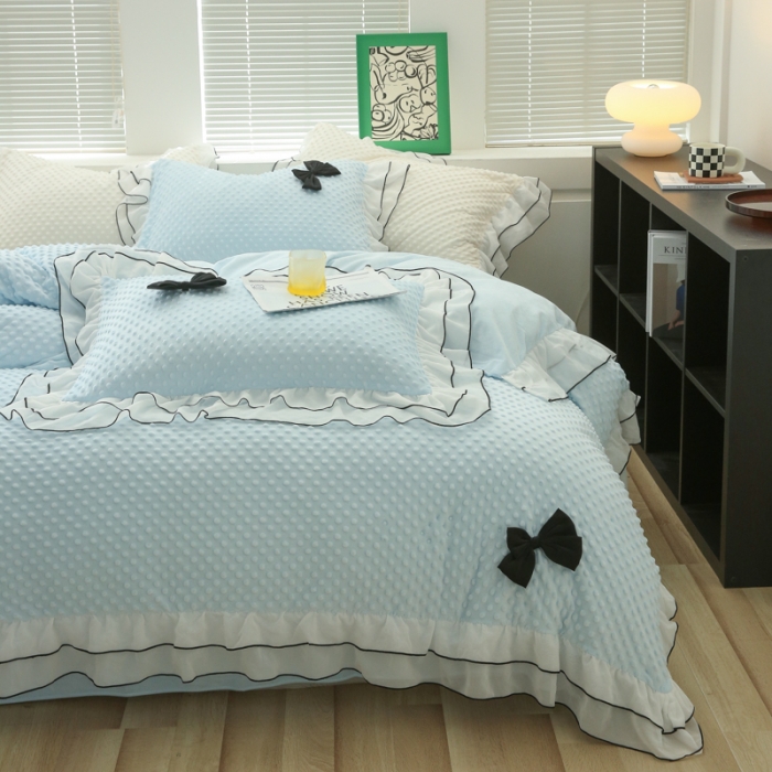 91家纺网 家纺一手货源 找家纺 玛奇朵2022新款母婴级A类豆豆绒雪纺双层花边珍妮系列珍妮蓝