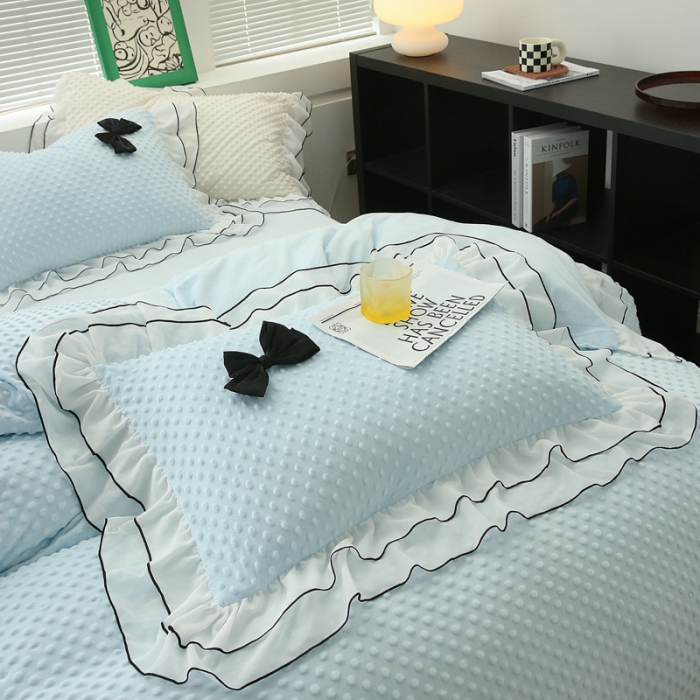 91家纺网 家纺一手货源 找家纺 玛奇朵2022新款母婴级A类豆豆绒雪纺双层花边珍妮系列珍妮蓝