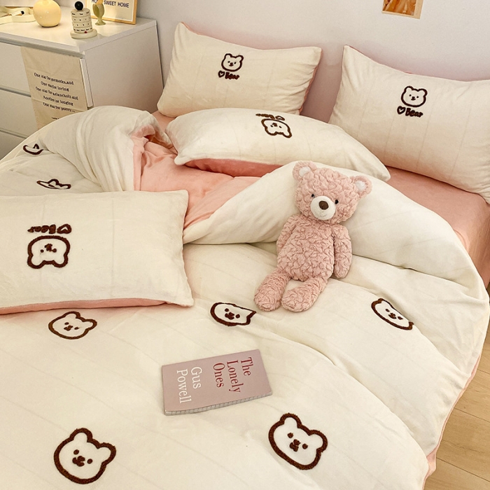 91家纺网 家纺一手货源 找家纺 （总）雅居坊2022新款毛巾绣小熊 牛奶绒四件套系列