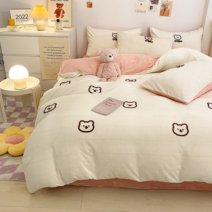 91家纺网 家纺一手货源 找家纺 （总）雅居坊2022新款毛巾绣小熊 牛奶绒四件套系列