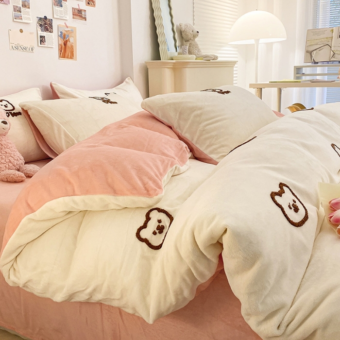 91家纺网 家纺一手货源 找家纺 （总）雅居坊2022新款毛巾绣小熊 牛奶绒四件套系列