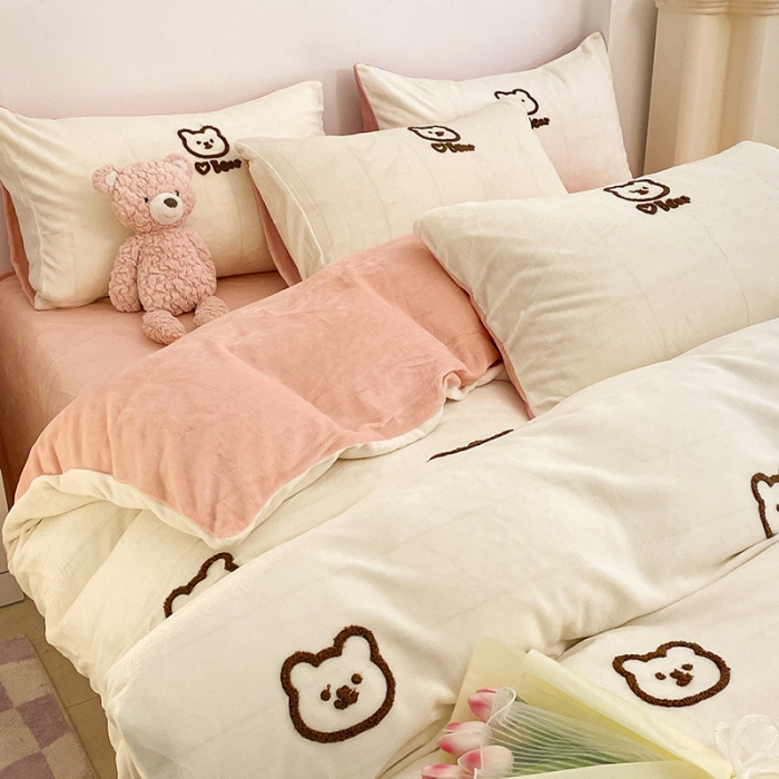 91家纺网 家纺一手货源 找家纺 雅居坊2022新款毛巾绣小熊 牛奶绒四件套系列 小熊 白粉