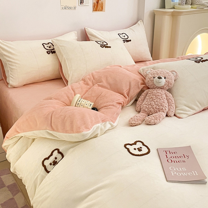 91家纺网 家纺一手货源 找家纺 雅居坊2022新款毛巾绣小熊 牛奶绒四件套系列 小熊 白粉