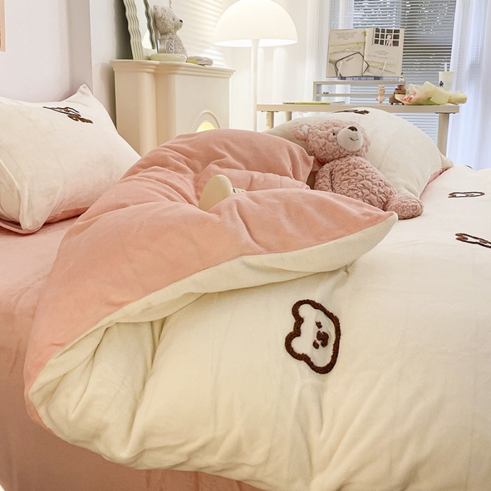 91家纺网 家纺一手货源 找家纺 雅居坊2022新款毛巾绣小熊 牛奶绒四件套系列 小熊 白粉