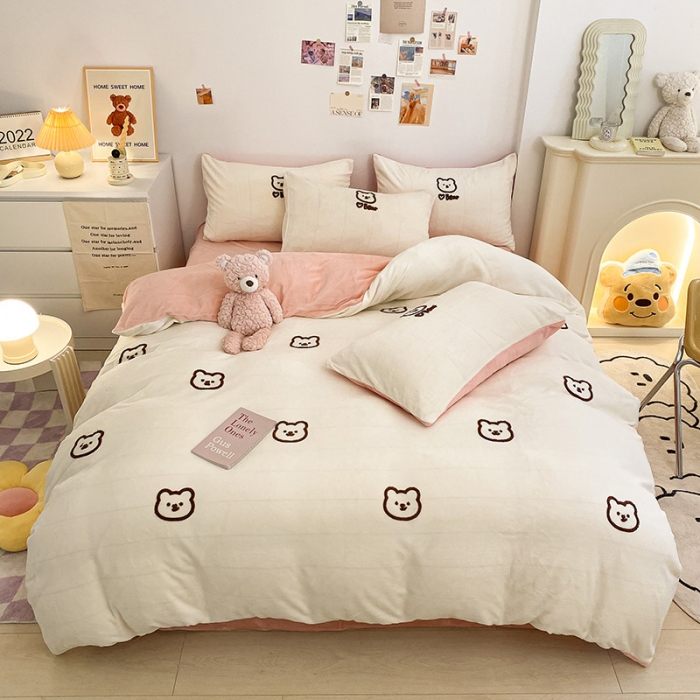 91家纺网 家纺一手货源 找家纺 雅居坊2022新款毛巾绣小熊 牛奶绒四件套系列 小熊 白粉