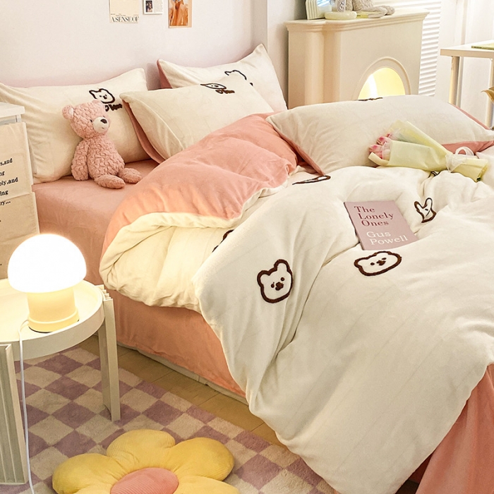 91家纺网 家纺一手货源 找家纺 雅居坊2022新款毛巾绣小熊 牛奶绒四件套系列 小熊 白粉