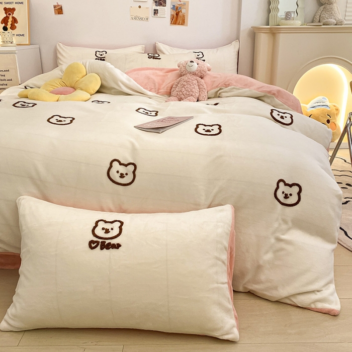 91家纺网 家纺一手货源 找家纺 雅居坊2022新款毛巾绣小熊 牛奶绒四件套系列 小熊 白粉