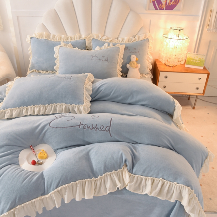 91家纺网 家纺一手货源 找家纺 绒世界 2024秋冬韩版牛奶绒绣花四件套 邂逅-静谧蓝