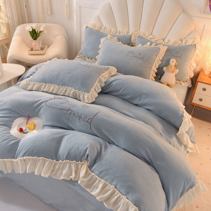 91家纺网 家纺一手货源 找家纺 绒世界 2024秋冬韩版牛奶绒绣花四件套 邂逅-静谧蓝