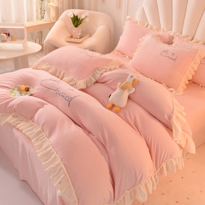 91家纺网 家纺一手货源 找家纺 绒世界 2024秋冬韩版牛奶绒绣花四件套 邂逅-蜜桃粉