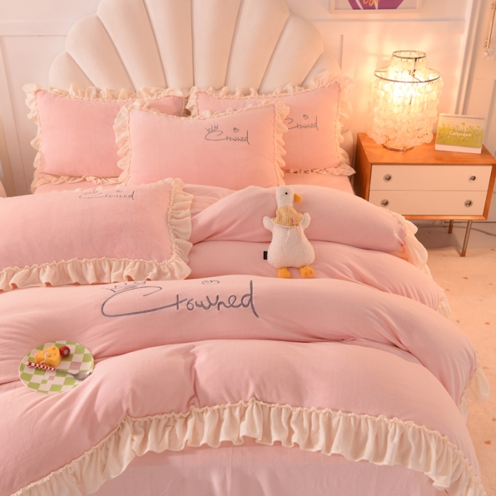 91家纺网 家纺一手货源 找家纺 绒世界 2024秋冬韩版牛奶绒绣花四件套 邂逅-蜜桃粉