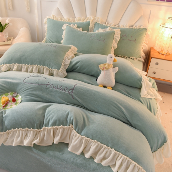 91家纺网 家纺一手货源 找家纺 绒世界 2024秋冬韩版牛奶绒绣花四件套 邂逅-抹茶绿