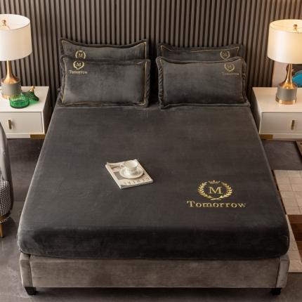 91家纺网 家纺一手货源 找家纺 麦瑞家纺 2024新款水晶绒刺绣床笠三件套 高级灰