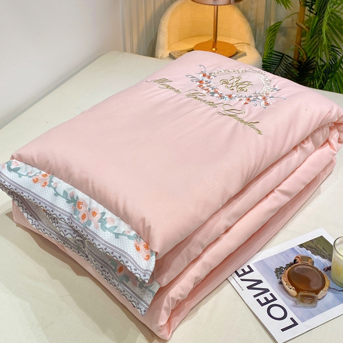 91家纺网 家纺一手货源 找家纺 2023丽卡家纺-梦露刺绣款春秋被子被芯冬被 粉色