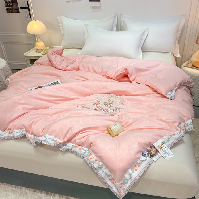 91家纺网 家纺一手货源 找家纺 2023丽卡家纺-梦露刺绣款春秋被子被芯冬被 粉色
