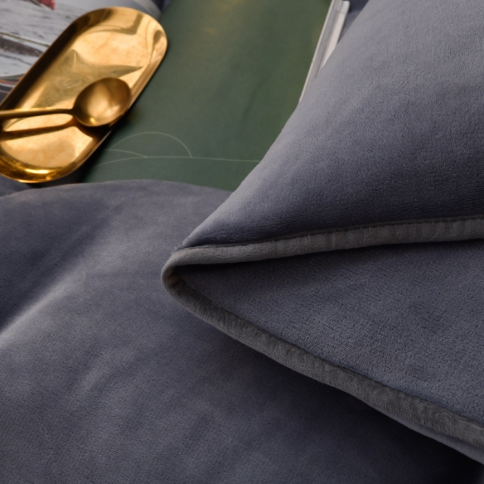 91家纺网 家纺一手货源 找家纺 啊雅家居 2026新款纯色包边双面牛奶绒四件套 包灰色