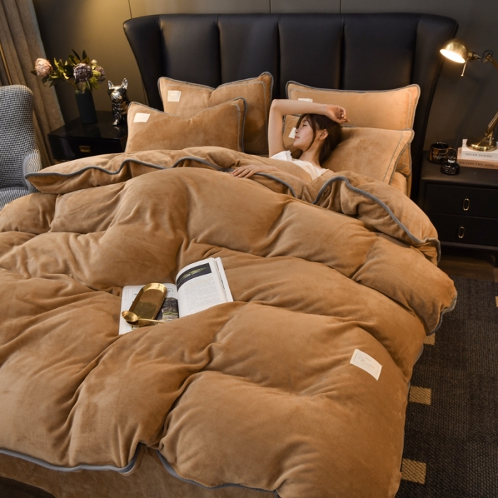 91家纺网 家纺一手货源 找家纺 啊雅家居 2026新款纯色包边双面牛奶绒四件套 包咖色