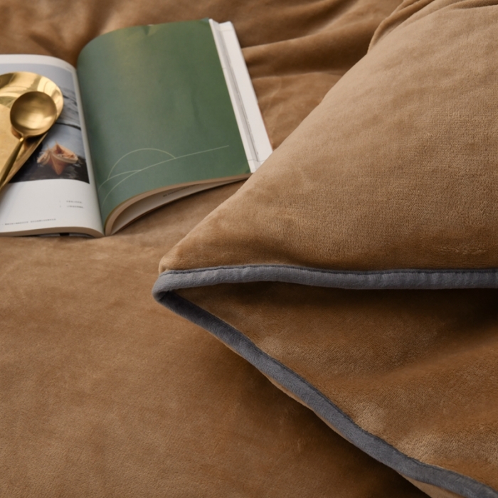 91家纺网 家纺一手货源 找家纺 啊雅家居 2026新款纯色包边双面牛奶绒四件套 包咖色