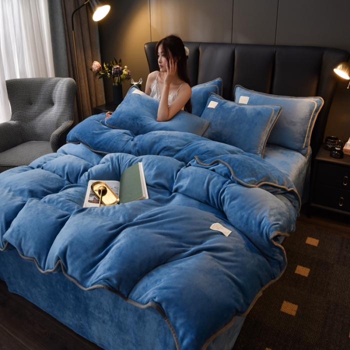 91家纺网 家纺一手货源 找家纺 啊雅家居 2026新款纯色包边双面牛奶绒四件套 包克莱因蓝