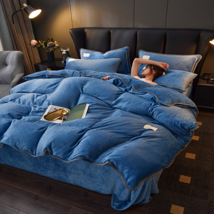 91家纺网 家纺一手货源 找家纺 啊雅家居 2026新款纯色包边双面牛奶绒四件套 包克莱因蓝