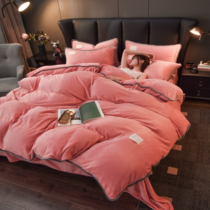 91家纺网 家纺一手货源 找家纺 啊雅家居 2026新款纯色包边双面牛奶绒四件套 包砖色