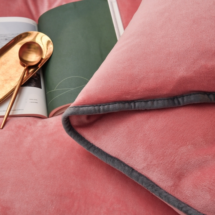 91家纺网 家纺一手货源 找家纺 啊雅家居 2026新款纯色包边双面牛奶绒四件套 包砖色