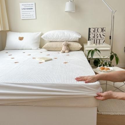 91家纺网 家纺一手货源 找家纺 漫调 2022新款宝宝绒小熊款绣花床笠三件套 小熊白