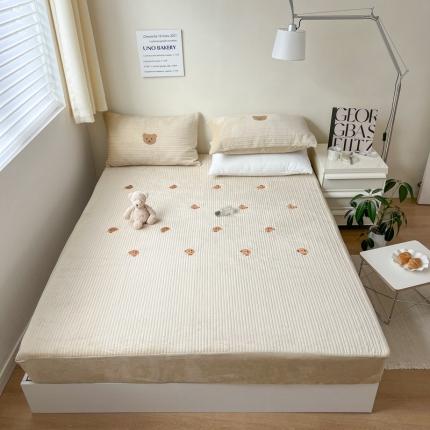 91家纺网 家纺一手货源 找家纺 漫调 2022新款宝宝绒小熊款绣花床笠三件套 小熊卡其