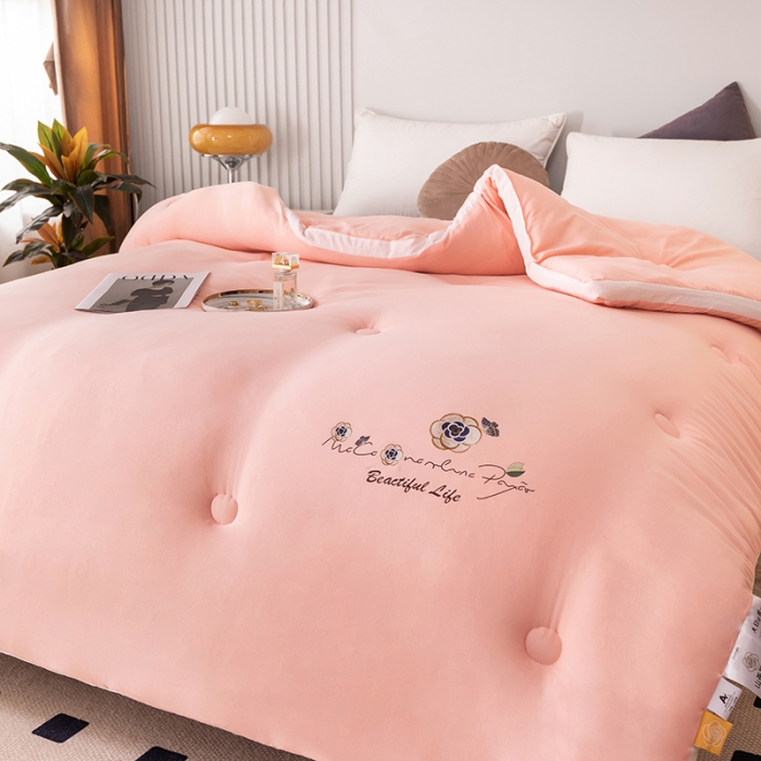 91家纺网 家纺一手货源 找家纺 盈超2023新款山茶花抗菌立体大豆被冬被 浅玉色