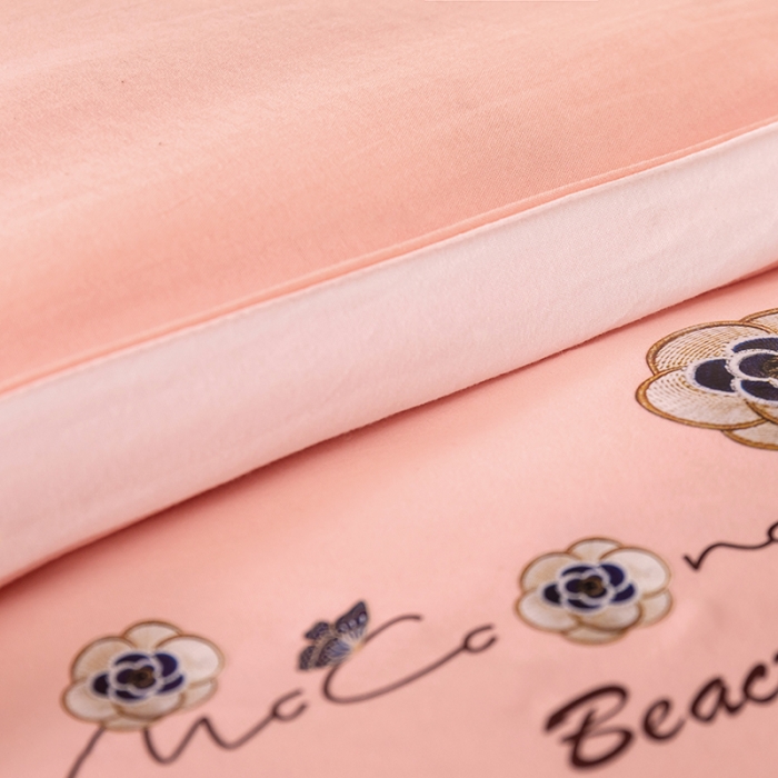 91家纺网 家纺一手货源 找家纺 盈超2023新款山茶花抗菌立体大豆被冬被 浅玉色