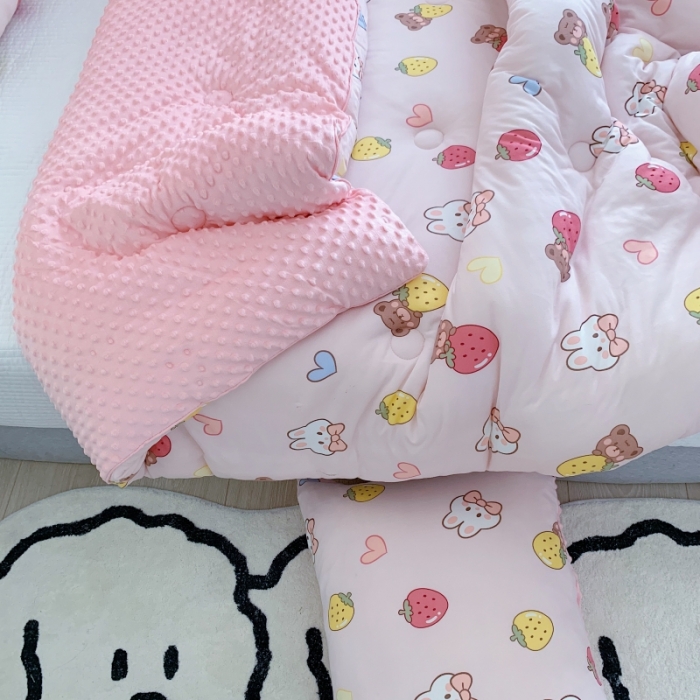 91家纺网 家纺一手货源 找家纺 星期八 2022新款针织棉豆豆被被子被芯 草莓兔