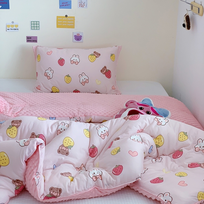 91家纺网 家纺一手货源 找家纺 星期八 2022新款针织棉豆豆被被子被芯 草莓兔