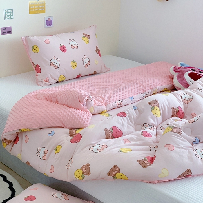 91家纺网 家纺一手货源 找家纺 星期八 2022新款针织棉豆豆被被子被芯 草莓兔