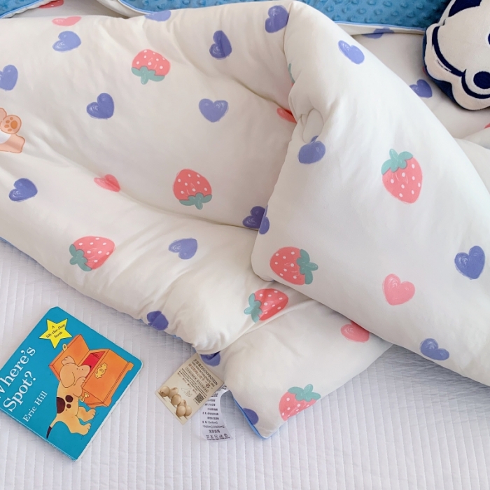 91家纺网 家纺一手货源 找家纺 星期八 2022新款针织棉豆豆被被子被芯 草莓熊