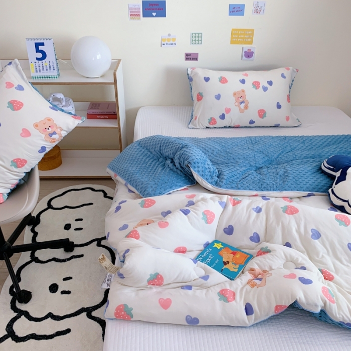 91家纺网 家纺一手货源 找家纺 星期八 2022新款针织棉豆豆被被子被芯 草莓熊