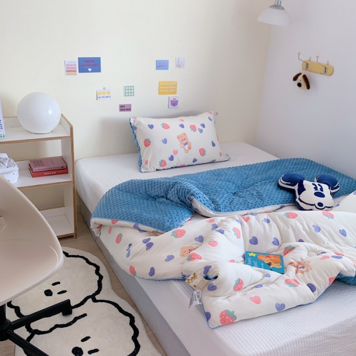 91家纺网 家纺一手货源 找家纺 星期八 2022新款针织棉豆豆被被子被芯 草莓熊