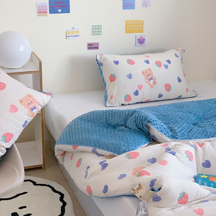 91家纺网 家纺一手货源 找家纺 星期八 2022新款针织棉豆豆被被子被芯 草莓熊