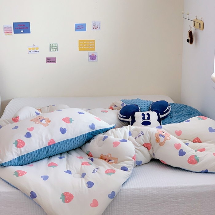 91家纺网 家纺一手货源 找家纺 星期八 2022新款针织棉豆豆被被子被芯 草莓熊