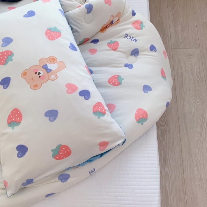 91家纺网 家纺一手货源 找家纺 星期八 2022新款针织棉豆豆被被子被芯 草莓熊