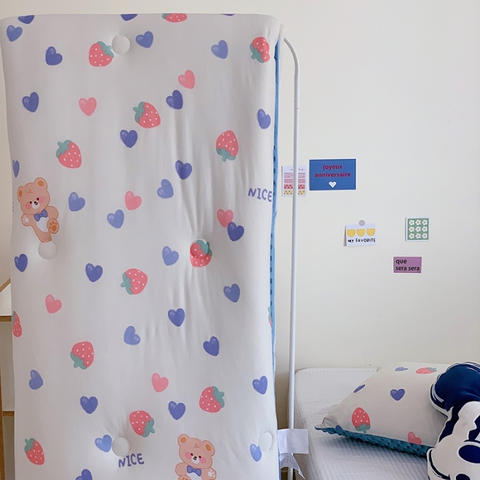 91家纺网 家纺一手货源 找家纺 星期八 2022新款针织棉豆豆被被子被芯 草莓熊