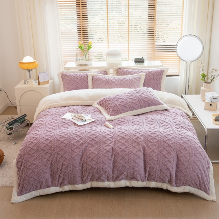 91家纺网 家纺一手货源 找家纺 丝羽坊 直播爆款220克塔芙绒提花四件套剪花雕花牛奶绒莫奈紫