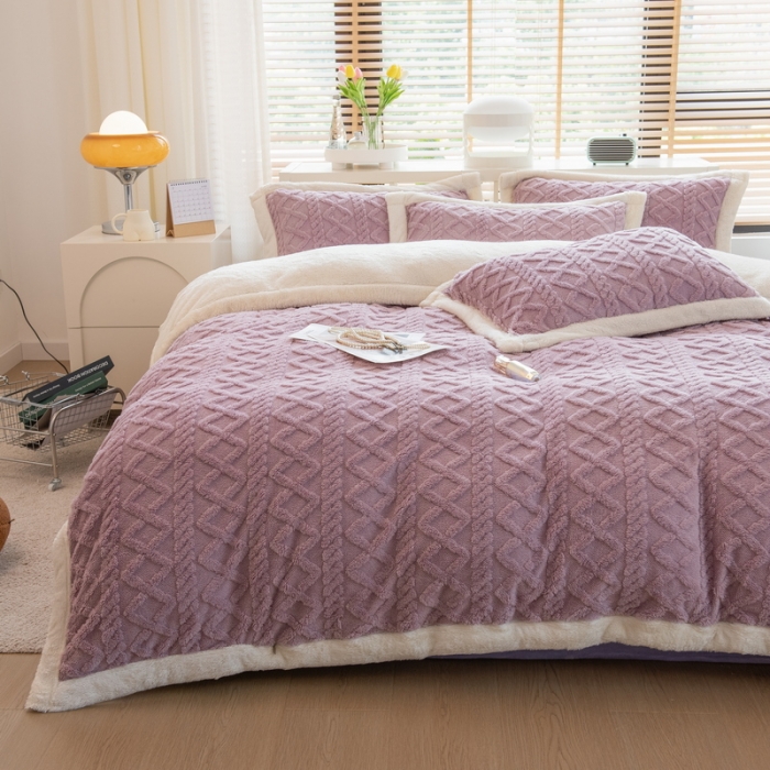 91家纺网 家纺一手货源 找家纺 丝羽坊 直播爆款220克塔芙绒提花四件套剪花雕花牛奶绒莫奈紫