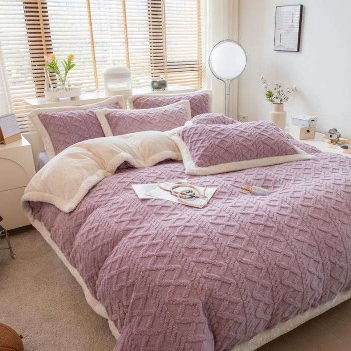 91家纺网 家纺一手货源 找家纺 丝羽坊 直播爆款220克塔芙绒提花四件套剪花雕花牛奶绒莫奈紫