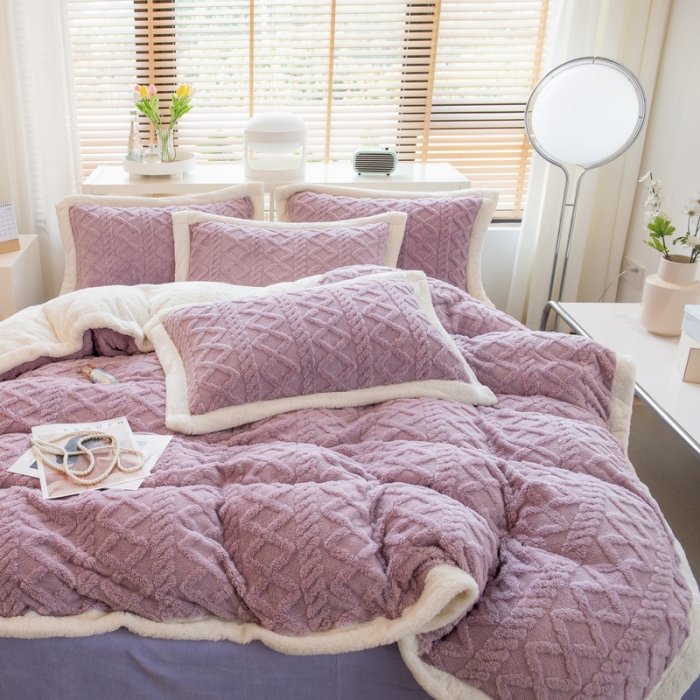 91家纺网 家纺一手货源 找家纺 丝羽坊 直播爆款220克塔芙绒提花四件套剪花雕花牛奶绒莫奈紫